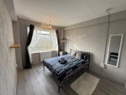 Huge 5 bedroom flat for 10 people 2 min away from Emirates Stadium Zone 2
