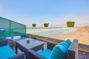 Amwaj Apt - Surf and Fun Beachfront Stay With Balcony
