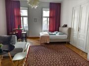 10 min center and Rathaus