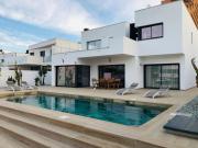 Villa con piscina y vistas canal AV-44