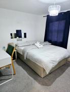 Ensuite Doubleroom with Private Toilet and Bathroom in central Dartford