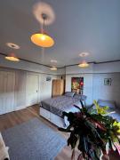 Quiet apartment 1 or 2 bedrooms Local Bus Train Tube