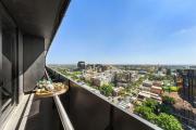 Chic 2BR Apt Near to Melbourne Central City Views