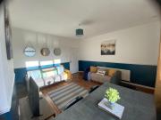 Whitley-5 Bdrm Sleeps 9 Ideal for Contractors