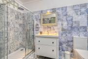 Azula - Bright and airy 2 bedroom apartment with p