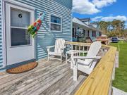 Heron Landing - In town, coastal cottage!