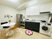 Stay Green, 7 minutes walk from Hongdae Entrance Station and Shinchon Station, spacious separate studio