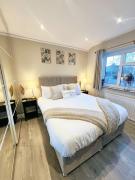 Modern 5-Bedrooms House in London - Guests up to 10 Sleeps - Business - Contractors - Families - Leisure - Hi-Speed Wi-Fi - Parking - Garden
