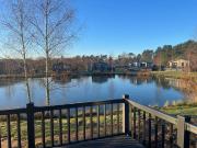 Kingfisher Lodge - Lakeside Lodge With Hot Tub