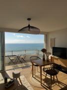 Sur le sable, face à la mer La Petite Tour