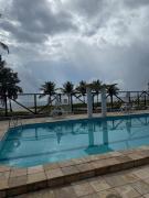 Apto com piscinas e pé na areia