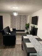 Newly Refurbished Home fit for to 7 family members, Groups, Contractors Centre of Bradley Stoke