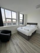 2 Bed Sizeable Station House Apartment - Free Wifi, Parking & EV