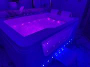Loveroom de luxe avec jacuzzi sauna vapeur écran 300 cm
