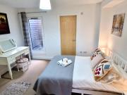 Cheltenham Town Centre Apartment, Private Parking
