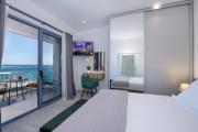 Blue Balcony - Boutique Beachfront Suite with Private Parking Spot