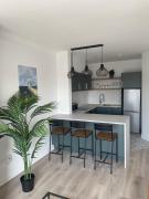 Modern and Spacious Apt5 Sleeps 6 Free Parking