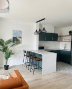 Modern and Spacious Apt5 Sleeps 6 Free Parking