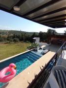 Villa moderna con una hermosa piscina, fogata y BBQ