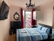 2 Bed Flat with Balcony - Zone 1 Central London