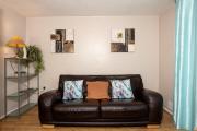 Charming and Cosy Home- Sleeps 4, Free Parking, Private Patio - Steps from Warwick Castle & Town! Perfect for Workstations, Races and Cotswolds Getaways! Book Now Charming and Cosy Home- Sleeps 4, Free Parking, Private Patio - Steps from Warwick Castle & Town! Perfect for Workstations, Races and Cotswolds Getaways! Book Now