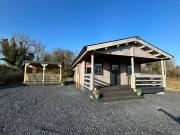 LITTLE ROCK RETREAT Log Cabin with Hot Tub