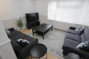 3Bed Central Flat - free parking