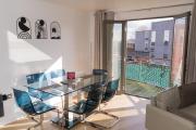 PARKING & BALCONY Luxe City Centre Sleeps 4