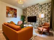 Stunning 4-Bedroom Home - 10 mins to Sandbanks Beach