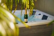 Suite atypique - Jacuzzi privatif en centre ville de Cognac