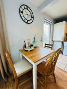 Modern Economy Glasgow Apartment with King bed