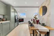 Stunning 4 Bedroom Abode in Zone 1 - Balcony - Sleeps 9