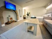 A2 HighTown Apartment, Steps from Luton Train Station