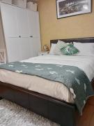 Comfy Bedroom and Private Bathroom on the Top Floor of a Home Stay -10 mins walk to the center - Free Parking - Convenient to Apple Campus