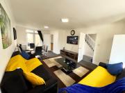 4 Bedrooms House, 3 bathrooms , Separate Reception, Full Kitchen, Garden, Parking