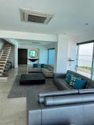 Lujoso Penthouse Duplex 403m2 con Terraza Privada y vista al mar