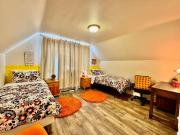 Private room with two twin beds air conditioning and shared bathrooms located near SeaTac Airport and Downtown Seattle