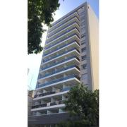 Amplio departamento con balcón y cochera