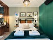 Green Ivy Luxury Room with Private Garden