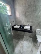 Casa com suítes e varandas com uma garagem