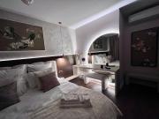FLH La Vie En Rose Gold - Balcony, Free Parking, Bathtub, King Bed & AC