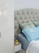 Premium Snooze Queen Bed Petite Room