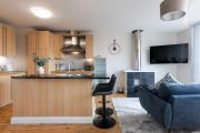 Modern 2 Bedroom, 2 Bathroom Apartment in Central Belfast, Sleeps 6 with Parking Included