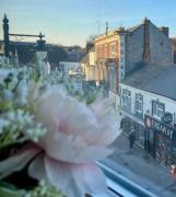 Studio Flat with Parking Off High St