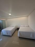 Apto com piscinas e pé na areia