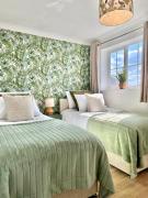 4 Beds Modern House, Garden - Free Private Parking 4 Beds Modern House, Garden - Free Private Parking