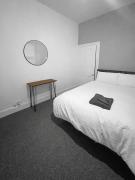 Modern 4 Bedrooms With Free Parking, Games & Fast WiFi - Near MKM Stadium, Royal Infirmary Hospital - Contractors, Families & NHS Workers By Hush Haven Homes Short Lets & Serviced Accommodation