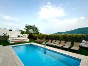 Sakarya Sapanca Memnuniye de 2 oda 1 salon Özel Havuzlu , Muhafazakar , Şömineli , Jakuzili 6 Kişilik Tatil Villası