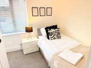 Amazing 3 Bedroom Property, smart TV, 5G WIFI, Free on street parking, close to city center and MKM Stadium