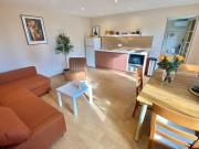 Great flat! 12 minute walk from train station and Palais